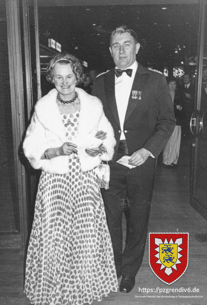 1974 Oberst Hentschel mit Frau