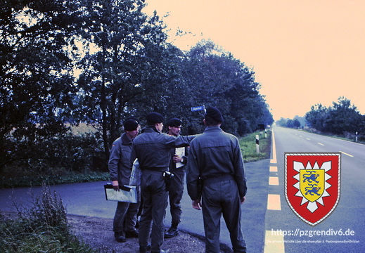 P10 ZgFhr 1,Zug Lt Schütt weist seine Kommandanten ein