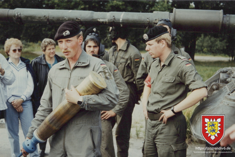 H Knop hält Hülse Leopard 1