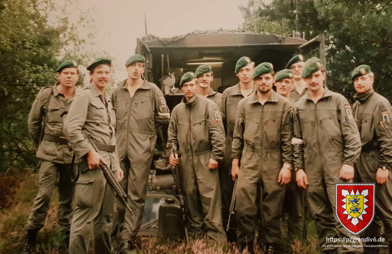 Gruppenbild der MTW Gruppenführer und Feuerleitbesatzung im Unimog