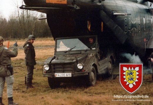 1977-01 - Es wird ein DKW Munga (Y 295 616) aus einem Sikorsky CH-53G (84+79) entladen. - 002