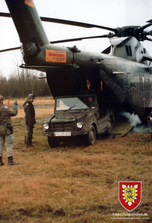 1977-01 - Es wird ein DKW Munga (Y 295 616) aus einem Sikorsky CH-53G (84+79) entladen. - 002