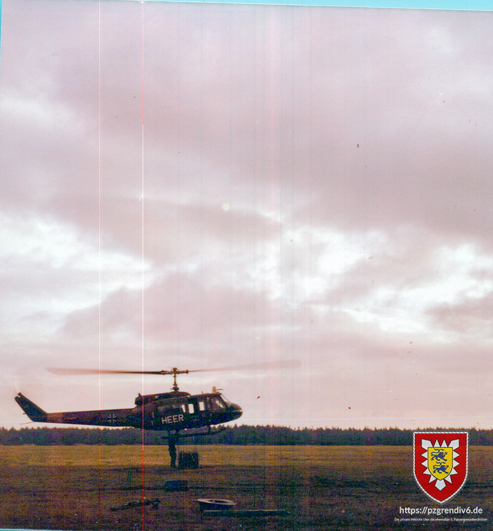 1977 - Lastaufnahme am Transporthuschbrauber Bell UH 1D 001