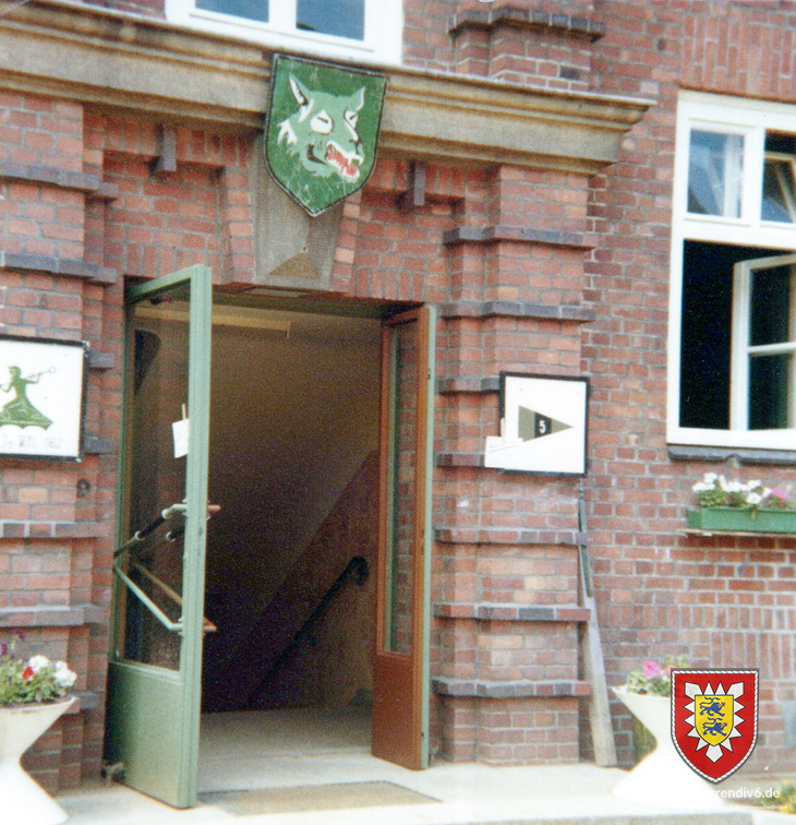 1977-01 - Eingang am Unterkunftsblock der 5.-JgBtl 162 in der Wentorfer Bismarck-Kaserne - 012