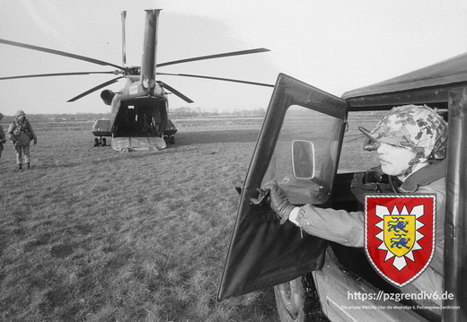 VW Iltis vor einem CH53 Hubschrauber 010