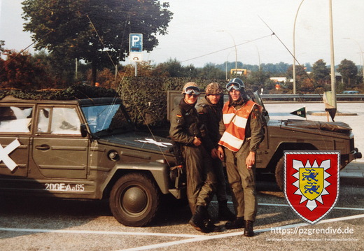 Gruppenbild während eines Straßenmarsches beim technischen Halt 012