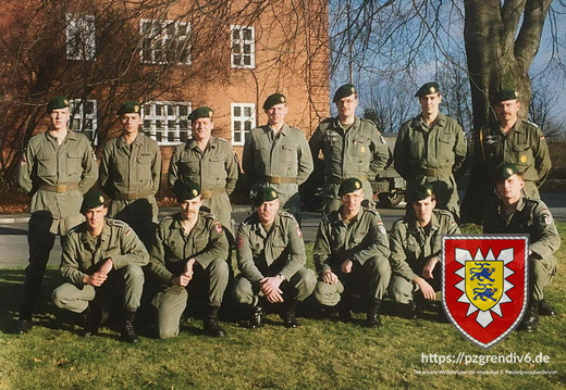 Gruppenbild vor Block 8 der Bose-Bergmann-Kaserne 028