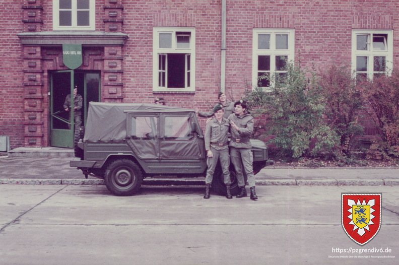 Soldaten neben VW Iltis vor Kasernengebäude (JgB Btl 66)