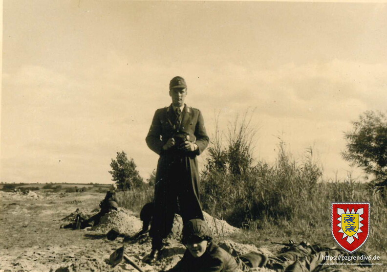 22 Beim Bau eines Panzerdeckungslochs 01