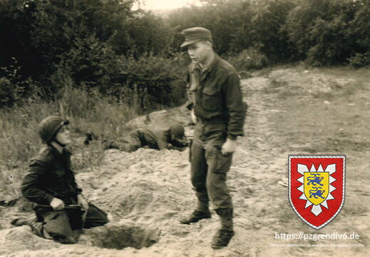 24 Beim Bau eines Panzerdeckungslochs 03