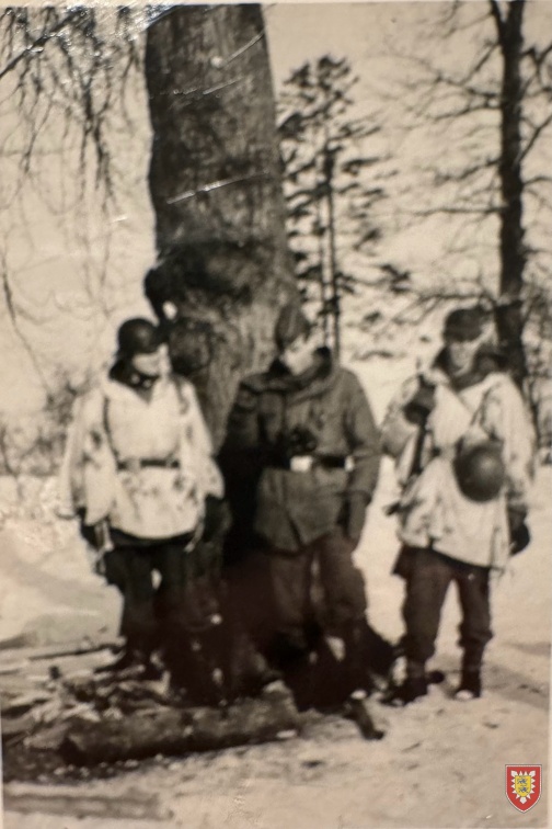 1965-02 - 4 Kp - TrÜbPl - Gruppe vor Baum